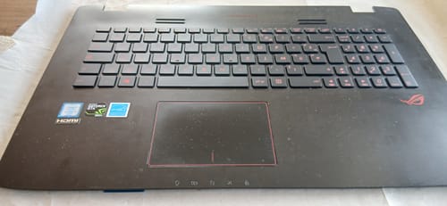 Le clavier Azerty français du client pour son Asus, noir avec des lettres rouges.