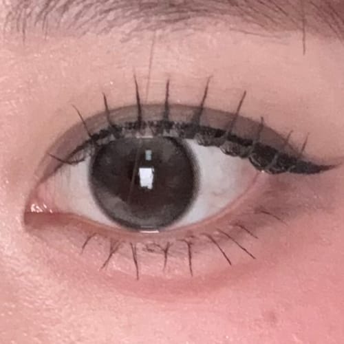 レビュアーの目元のクローズアップ。Dolly Kristin - ブラックを着用し、ビー玉のような瞳になっています。