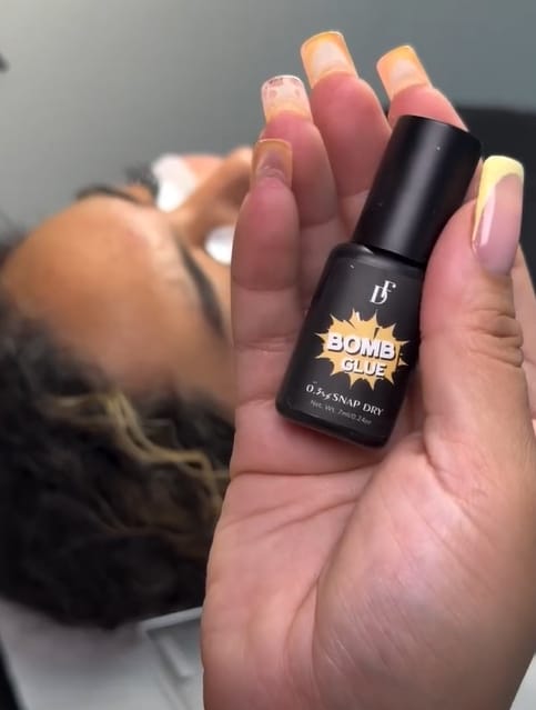 Customer photo review of Bomb Glue 0.1-0.3s Fast Drying Extremely Strong Lash Adhesive