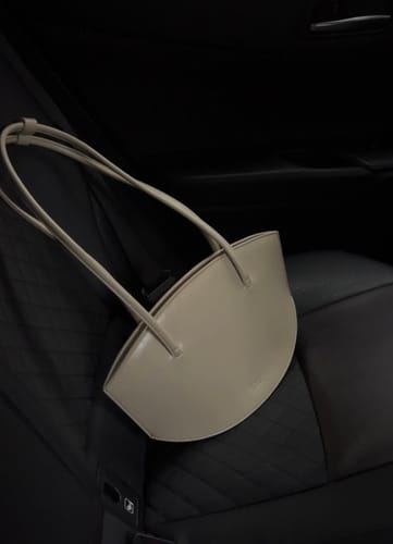 Customer photo review of Elvie Bag Linen Gloss