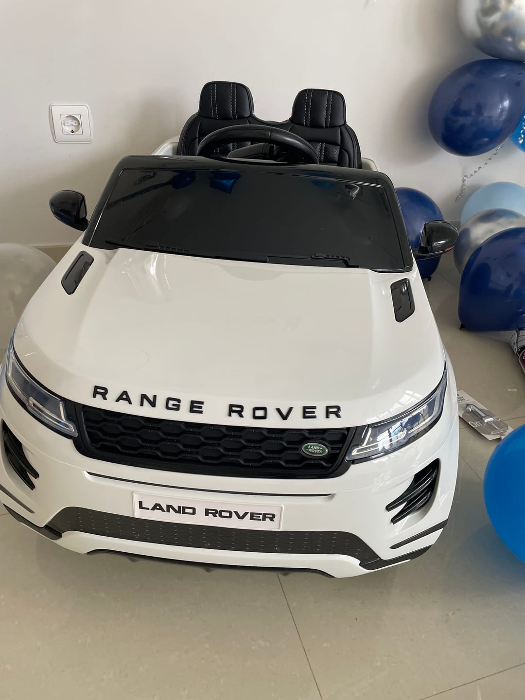 Customer photo review of Carro Elétrico para Criança RANGE ROVER EVOQUE 12v Branco c/ RODAS DE BORRACHA & ASSENTO EM PELE