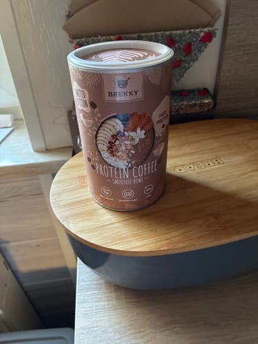 Kundenbild der Brekky Protein Coffee Smoothie Bowl Dose auf einer hölzernen Oberfläche.