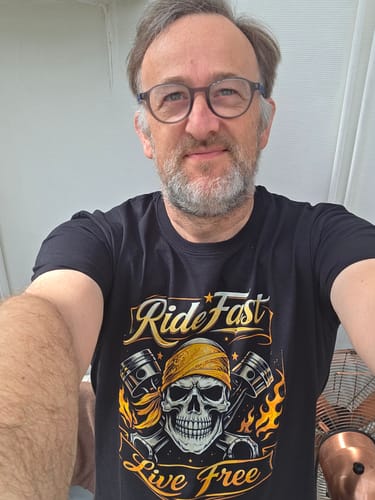 Client portant son t-shirt noir Pirate Ride Fast Live Free qui présente un motif de crâne.