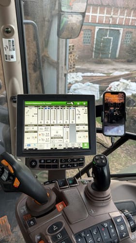 Customer photo review of Gadgetme Handyhalterung V2 oben mit Wireless Ladefunktion passend für John Deere mit Command Center 4600 15W Fast Wireless