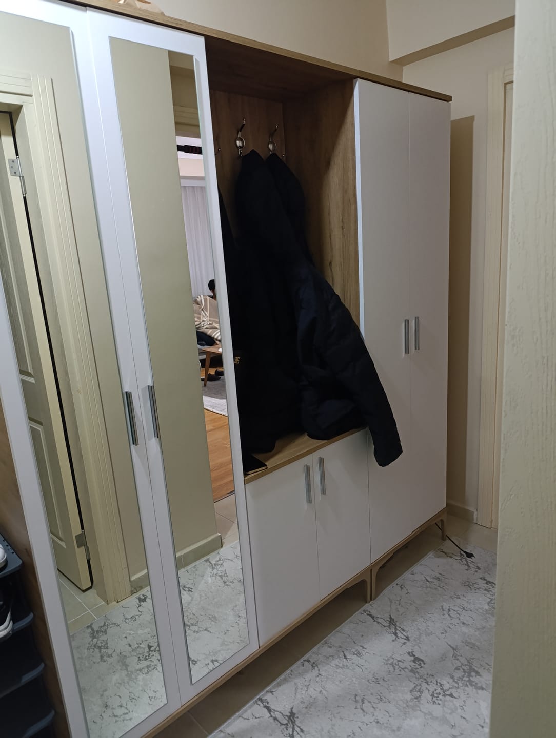 Customer photo review of Rani EA156 Modern Aynalı Raflı Askılı Portmanto Ayakkabılık Vestiyer Sepet Ceviz - Beyaz