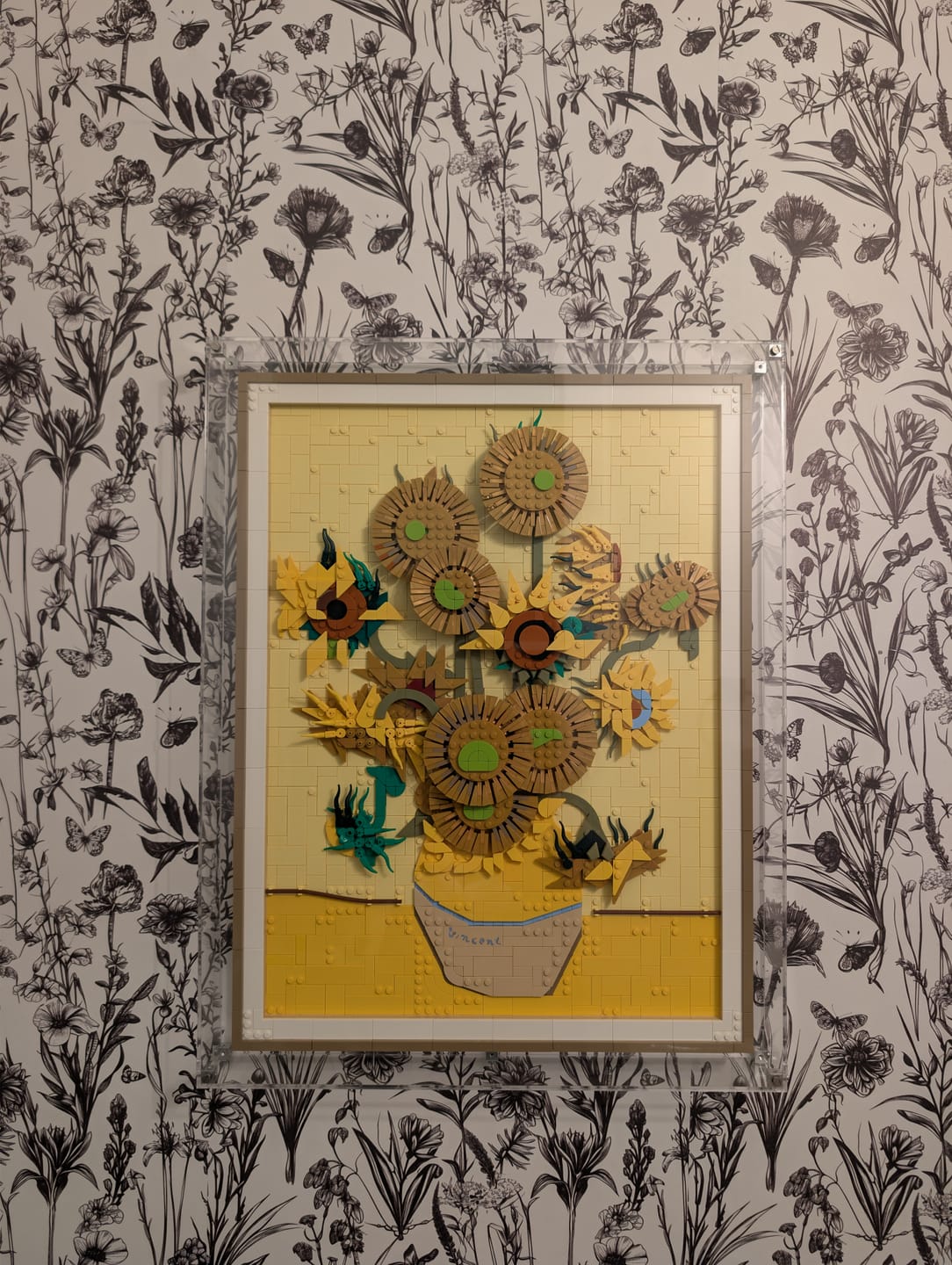 Customer photo review of Wall Mounted Display Case for LEGO® 31215 Art Vincent van Gogh – Sunflowers