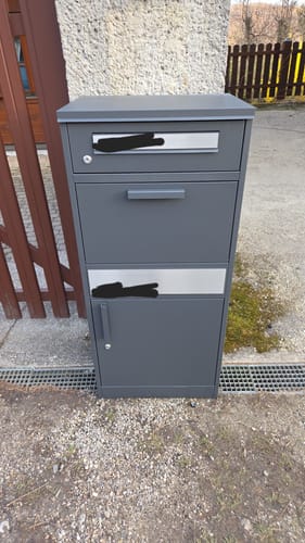 Customer photo review of Paketbox PB1 mit Briefkasten | eisenglimmer - DB703 | personalisiert mit Edelstahl-Schild