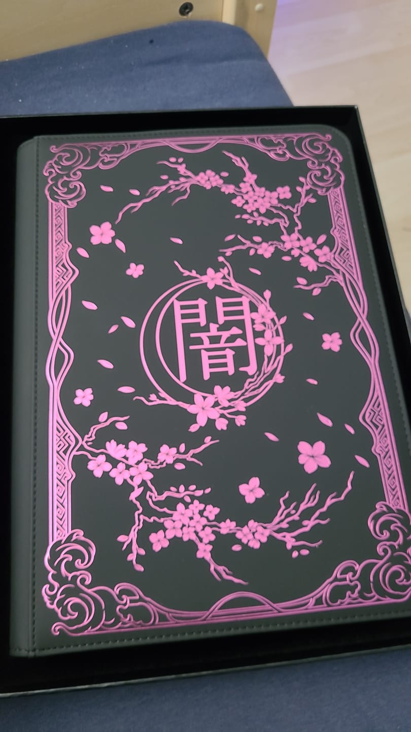 Customer photo review of DARKNESS - 9-Pocket Trading Card Binder