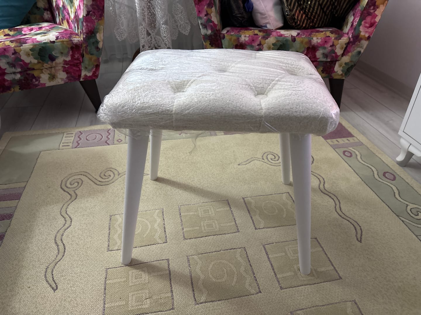 Customer photo review of Rani BM101 Puf Ahşap Ayaklı Tabure Beyaz
