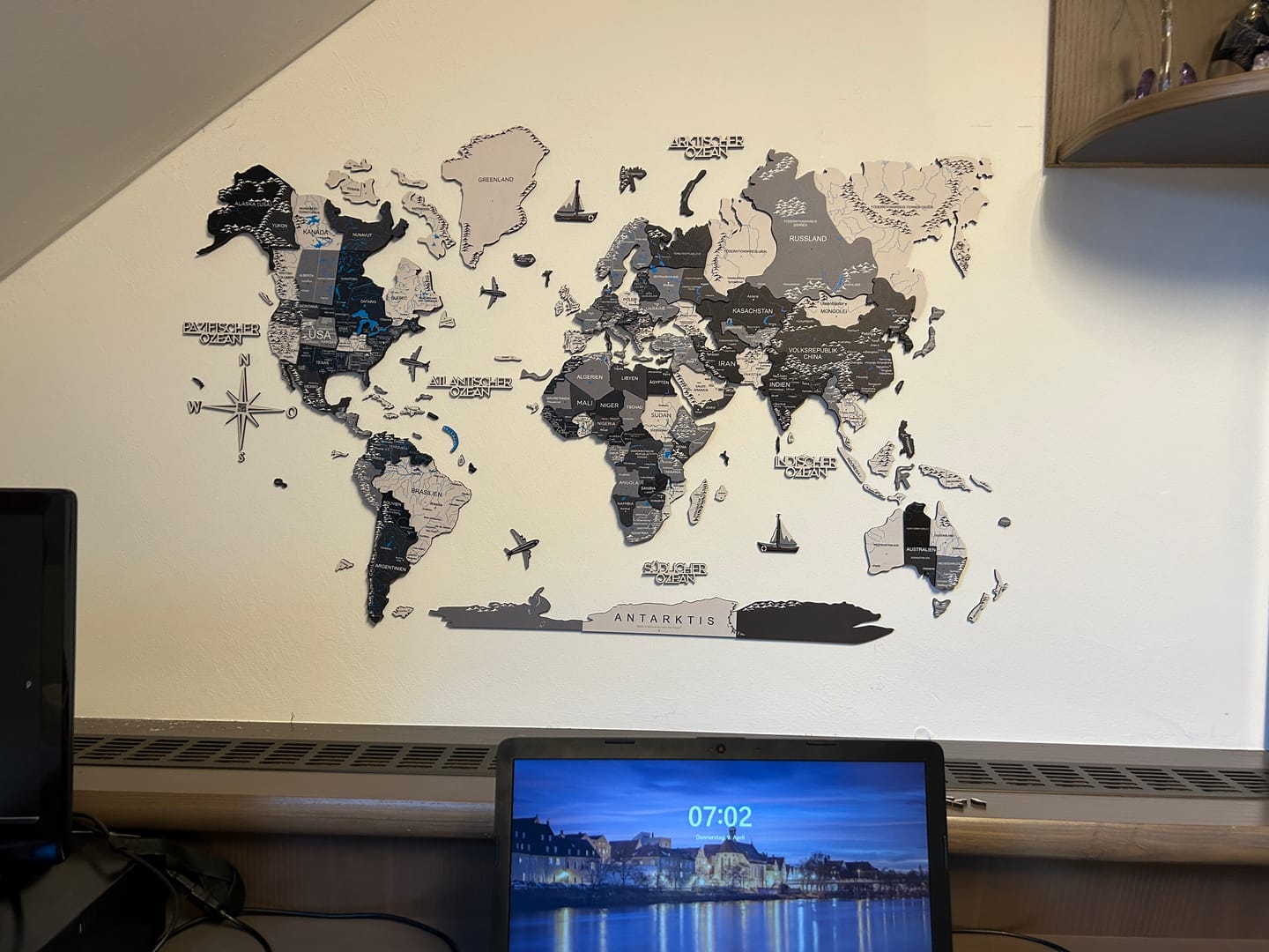 Customer photo review of Travel Tracker 3D Weltkarte aus Holz – Nordik