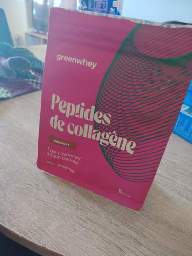 Sachet rose de Peptides de Collagène d'un client, saveur chocolat, posé sur une table.