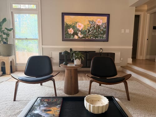 Customer photo review of Avalon Wood Mid Century Modern Faux Leather Lounge Chair