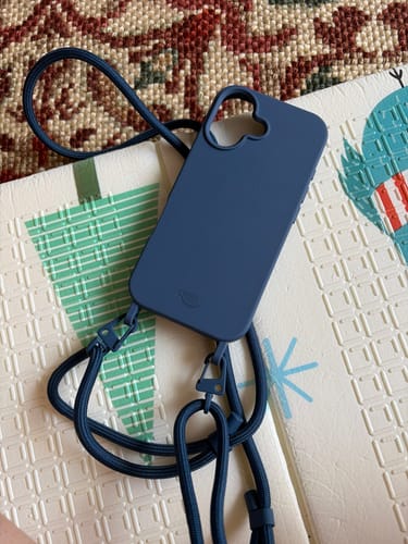 Case Azul da Cor do Mar de um cliente, com a alça de corda azul conectada.