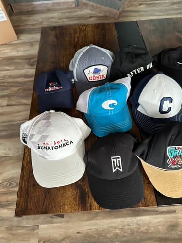 Customer photo review of Baseball-Style Hats – 25-Piece Secondhand Lot