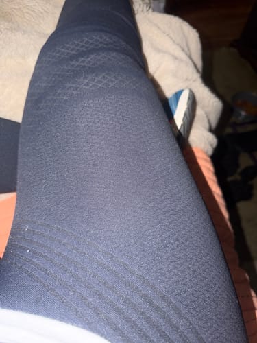 Close-up of a reviewer wearing the 3D Anti-Cellulite Leggings, showing the textured fabric detail on their leg.