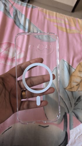 Customer holds the transparent Anti Yellow Magsafe Clear Case, displaying the white MagSafe ring.