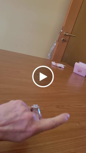 Customer video review of Anello con pietra grossa e zirconi