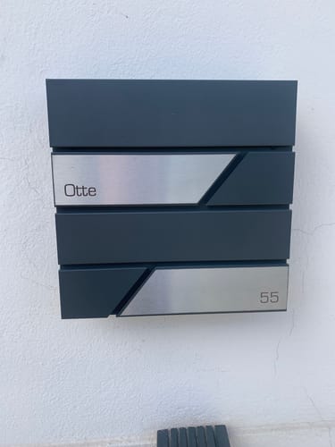 Customer photo review of AlbersDesign Briefkasten B1 anthrazit (RAL7016) personalisiert mit Edelstahl-Schildern
