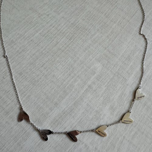 Customer photo review of Collar personalizado con corazón grabado