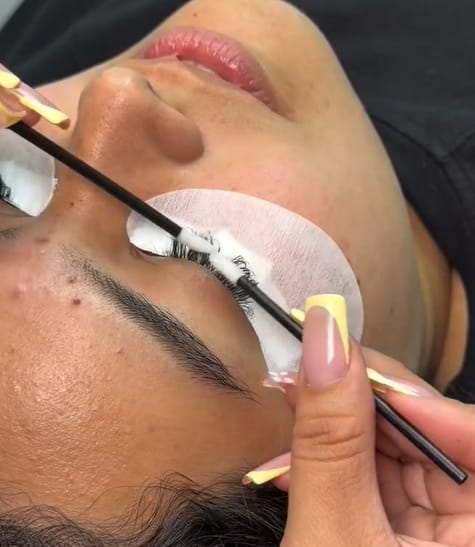 Customer photo review of Bomb Glue 0.1-0.3s Fast Drying Extremely Strong Lash Adhesive