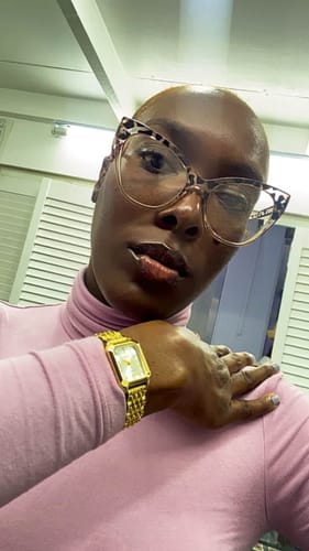 Customer wearing the gold CLAIRE DE MAINS watch on their wrist, showing its size and style.