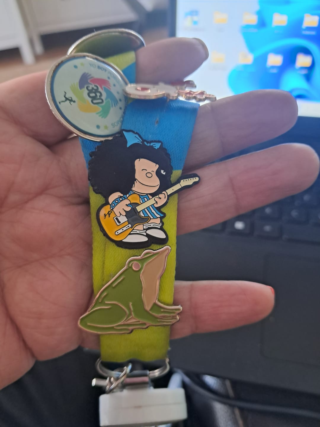 Customer photo review of Pin de Fauna Chilena - Ranita de Darwin