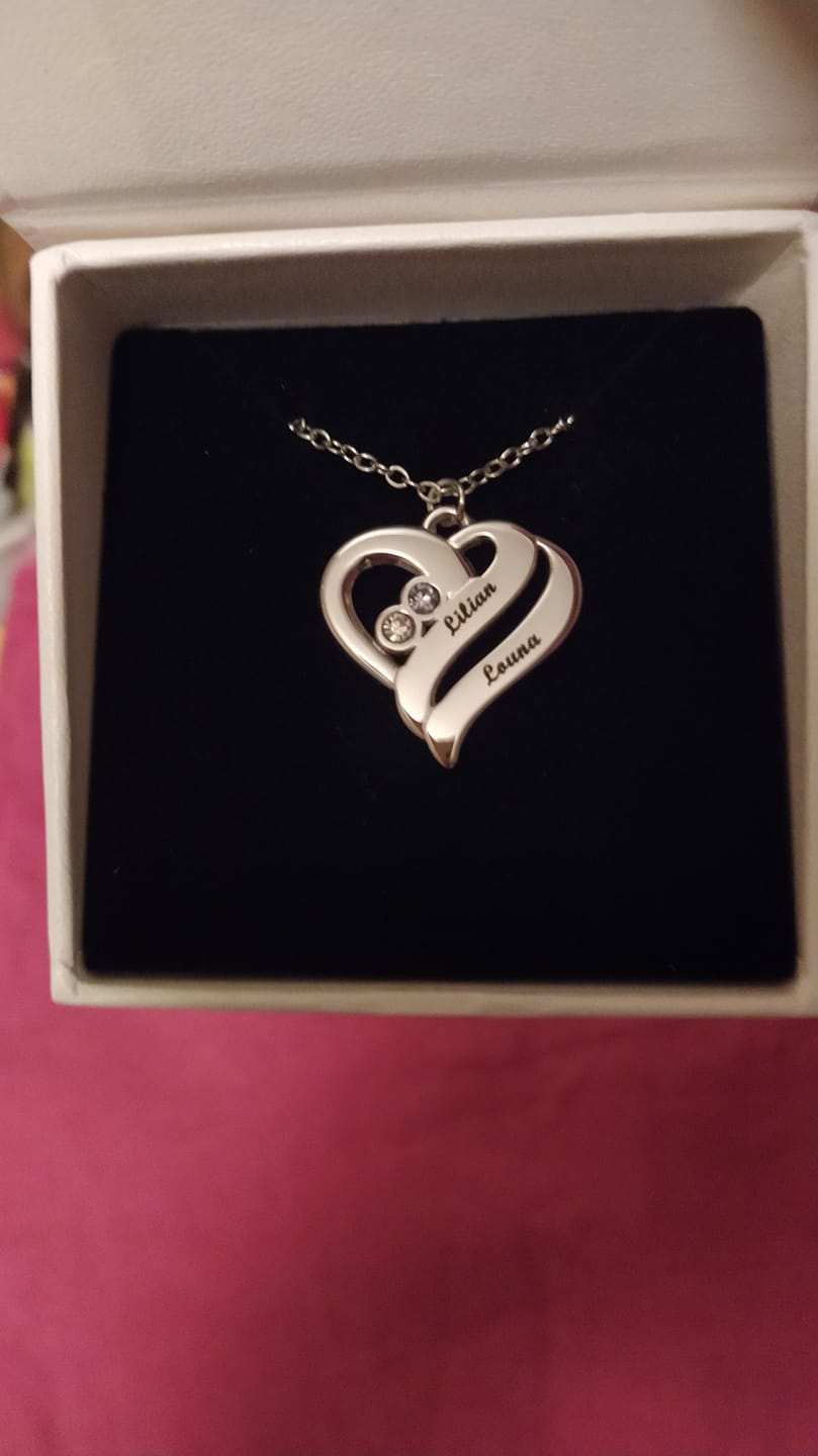 Customer photo review of Collier avec cœurs unis et pierres de naissance