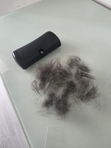 Bolsa llena de pelo recogido