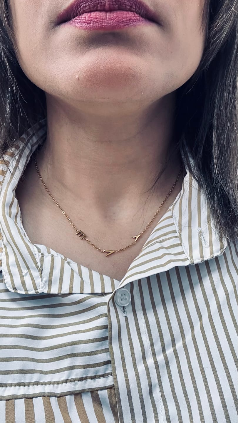 Customer photo review of Collar con iniciales personalizadas en horizontal