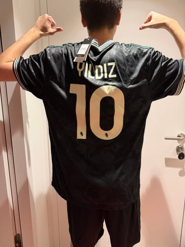 Cliente di spalle che indossa la maglia nera personalizzata con il nome Yildiz e il numero 10.