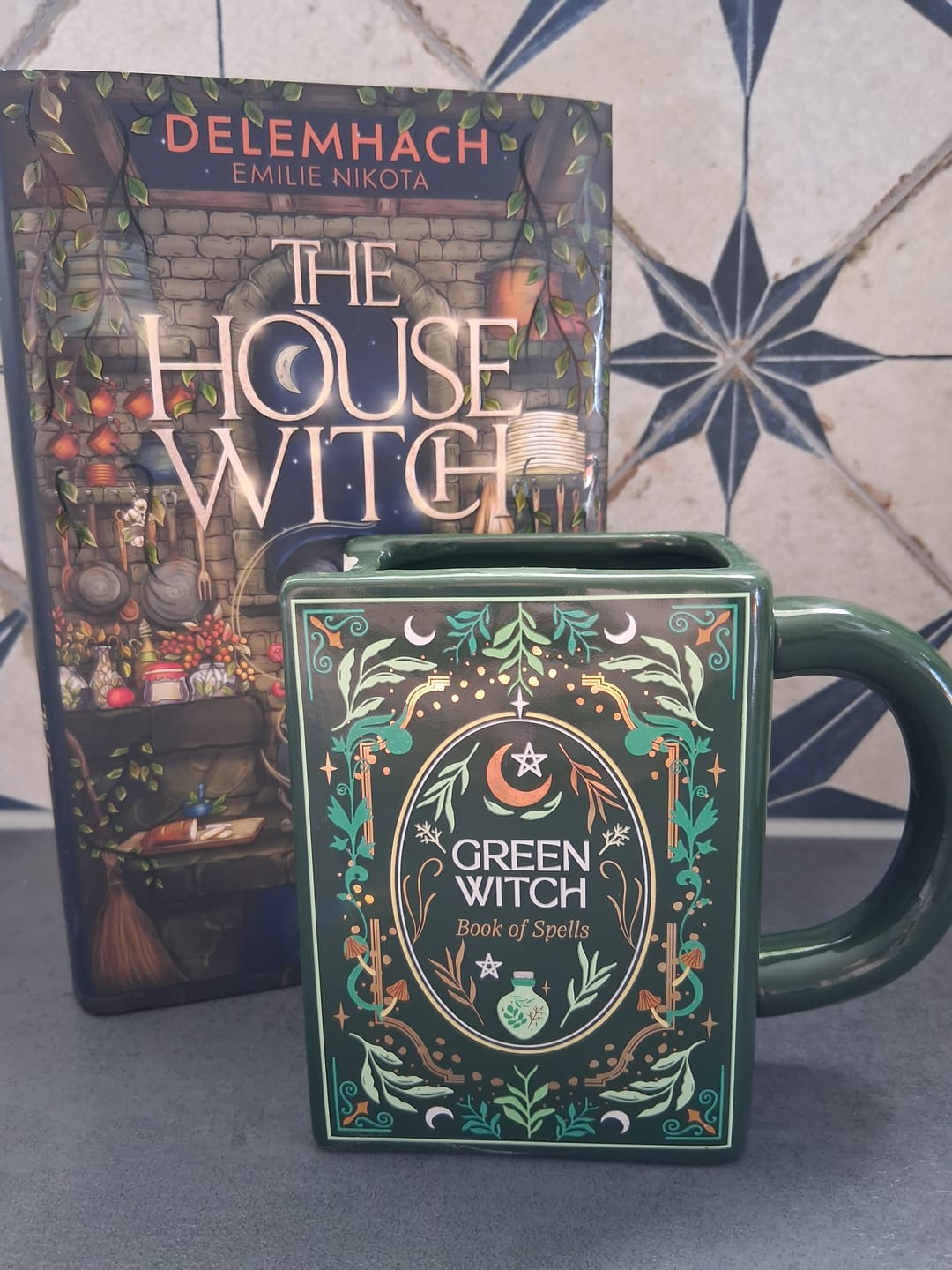 Customer photo review of Buchförmige Tasse „Green Witch“ – Keramiktasse für Natur- und Bücherliebhaber