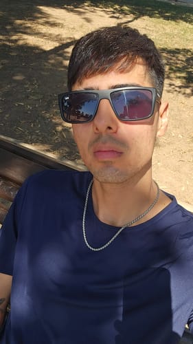 Cliente usando la Cadena Snake plateada sobre una camiseta azul marino.