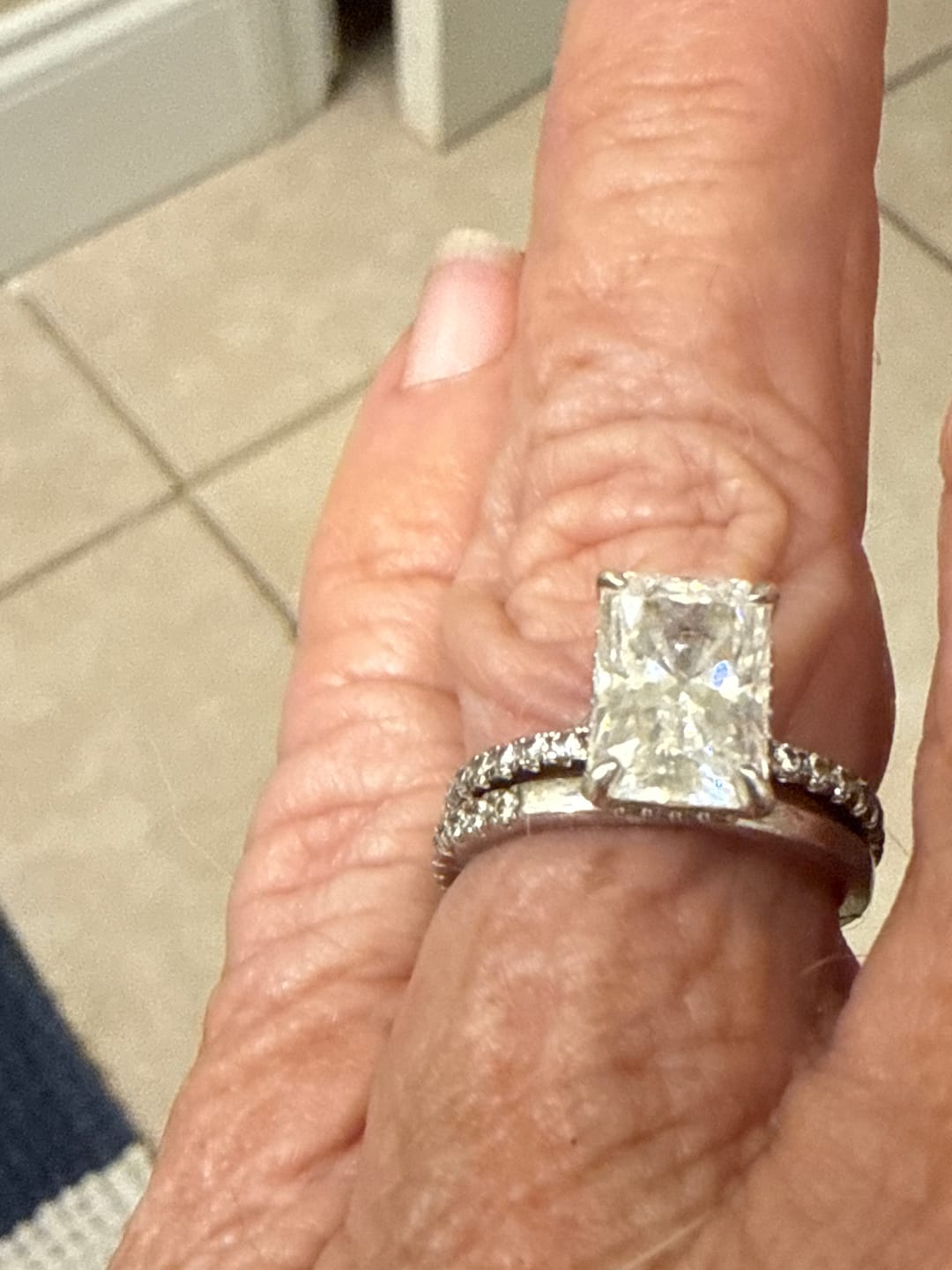 Customer photo review of S925 Moissanite 3.5 Ct Radiant Cut White Gold/Yellow Gold/Rose Gold Wedding Ring For Women