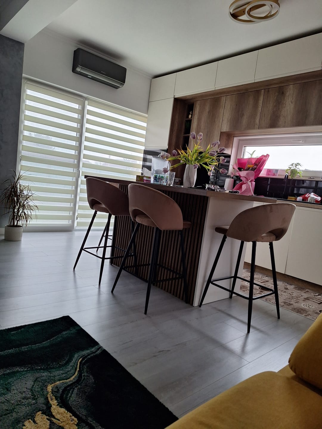 Customer photo review of Scaun de bar bej H96, stofa catifelata/otel, 48x49x89 cm