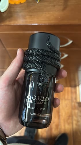 Reseña con foto de un cliente sobre Perfume Lattafa Musamam Black Intense 100ml EDP