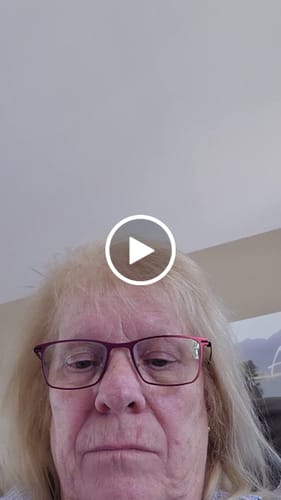 Customer video review of SHAMPOING NATUREL AU ROMARIN ET À LA KÉRATINE — POUR DES CHEVEUX PLUS ÉPAIS ET PLUS VOLUMINEUX