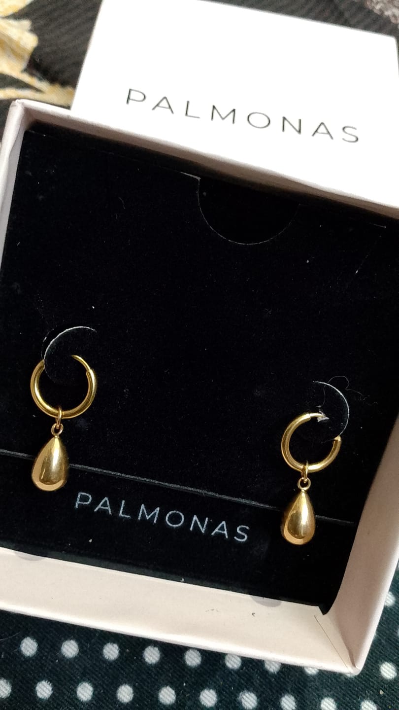 Customer photo review of Waterdrop Hoop Earrings