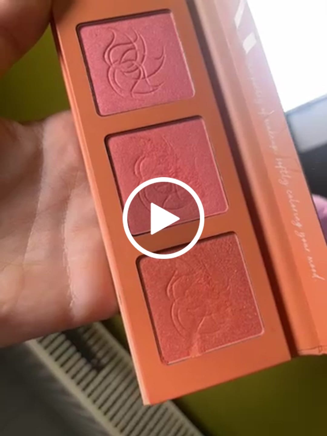 Customer video review of Paleta rumenila