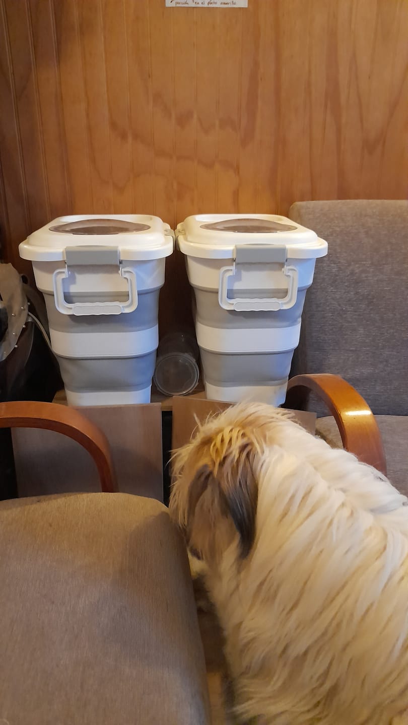 Customer photo review of Contenedor Hermético THE DOGS — Alimento fresco y sin olores.