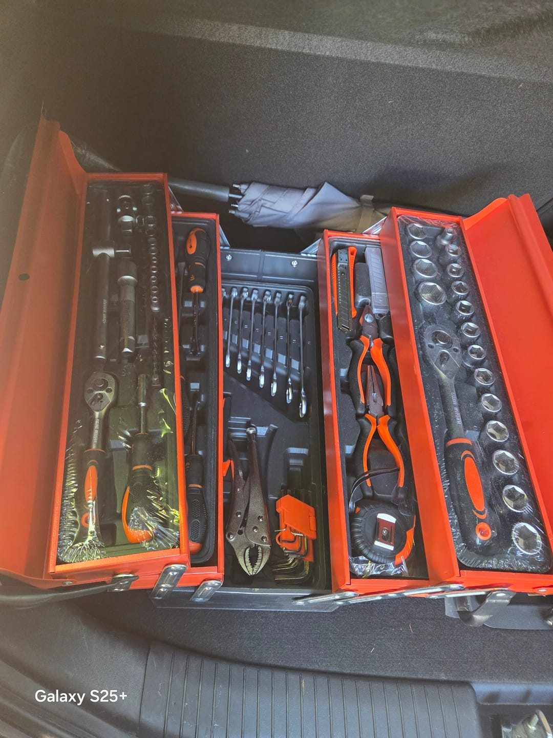 Customer photo review of Cassetta Attrezzi 85 Pezzi Completa – Valigetta Portautensili in Metallo con Chiavi, Bussole, Cacciaviti e Pinze, Set Utensili Professionale