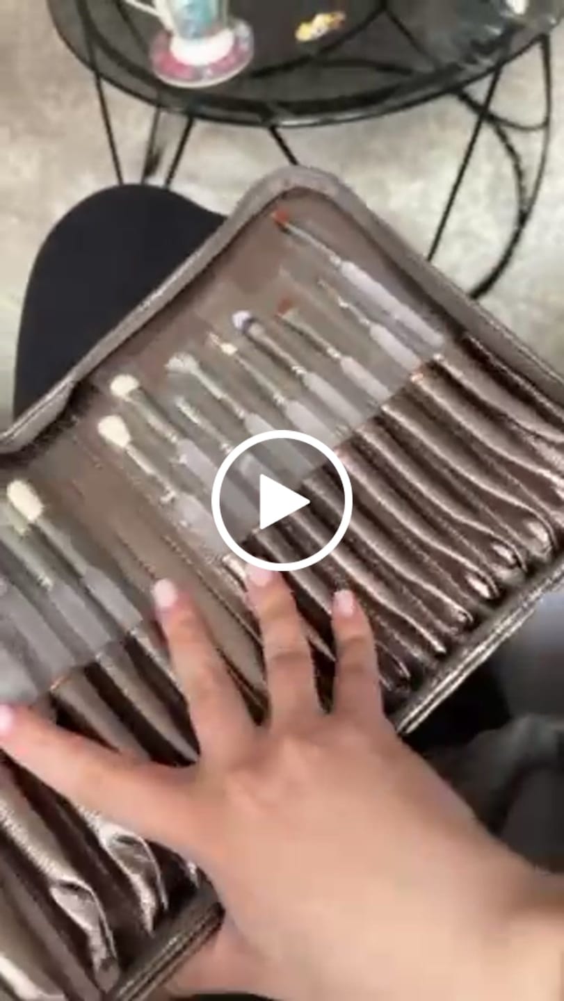Customer video review of Medium Brush Set – set profesionalnih četkica za šminkanje (16 komada)