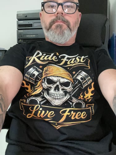 Client montrant le design du T-Shirt Pirate Ride Fast Live Free qu'il porte.