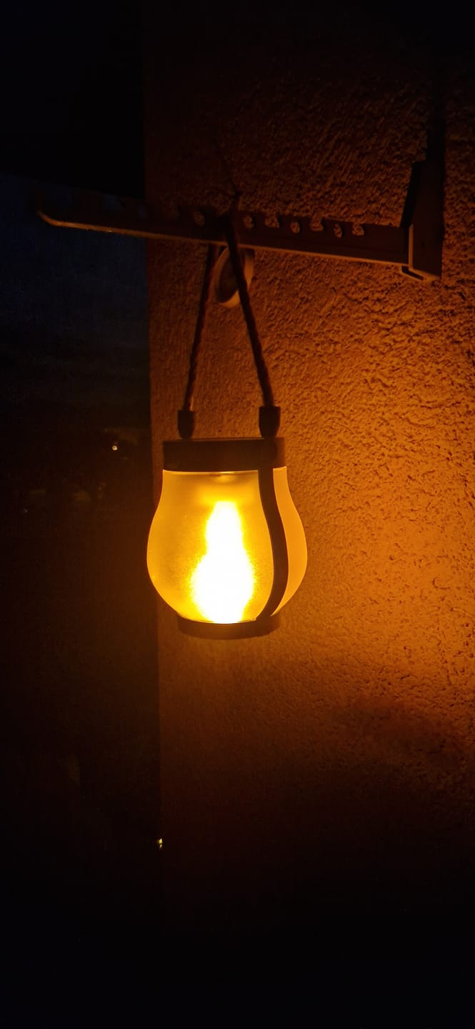 Customer photo review of Lanterne Solaire FlameLight – Ambiance chaleureuse au jardin