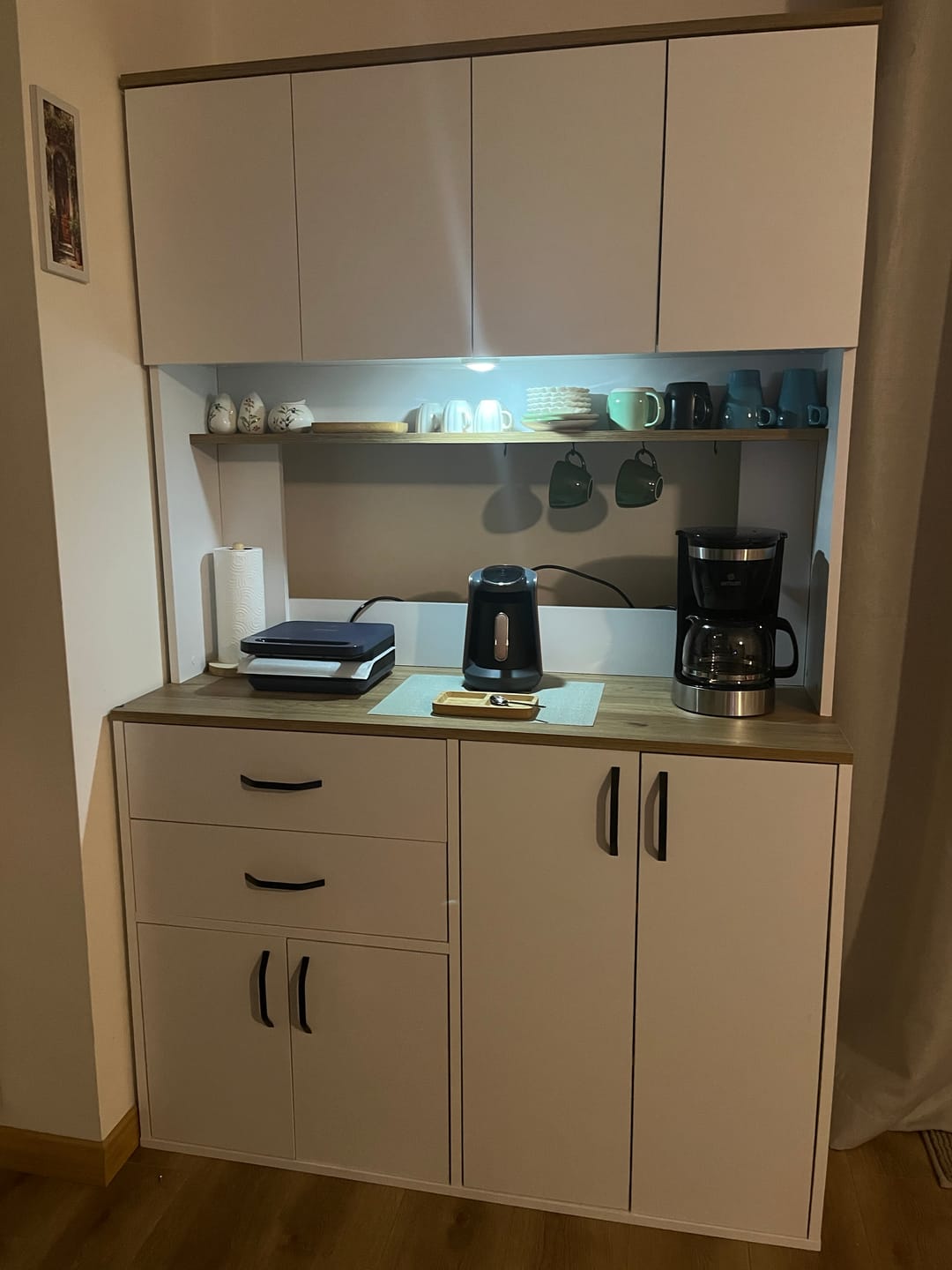 Customer photo review of Rani JE212 Kahve Köşesi Çok Amaçlı Dolap 8 Kapaklı 2 Çekmeceli Raflı Kiler Mutfak Dolabı Beyaz - Sepet Ceviz