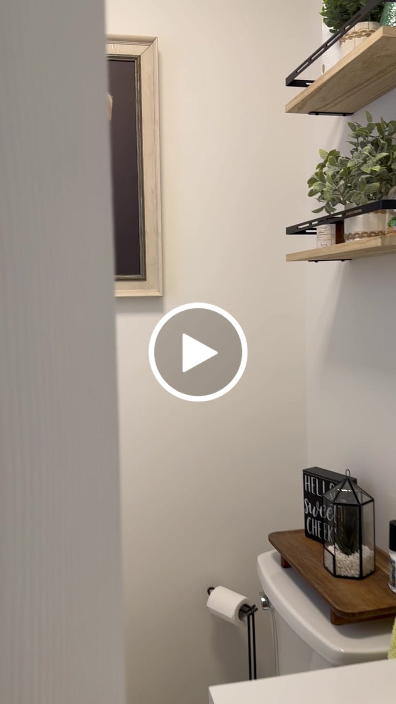 Customer video review of Artzuzu Custom Portrait For Pets - The Toilet Paper Guardian