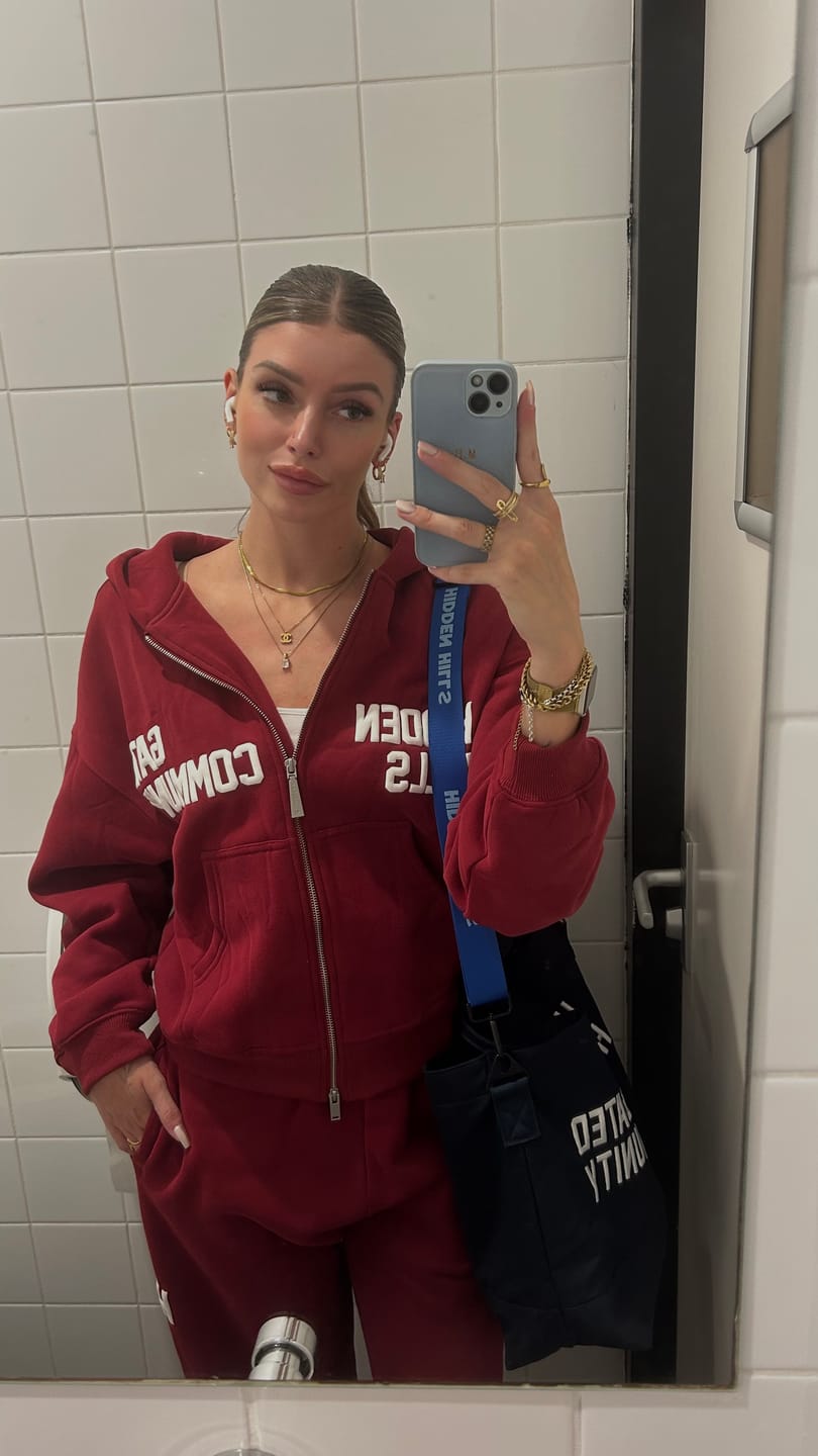 Customer photo review of GATED COMMUNITY STRAIGHT LEG SWEATPANTS BURGUNDY