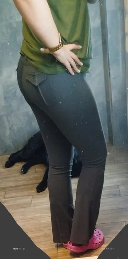 Customer photo review of Women's High Waisted Flared Yoga Pants with Pockets Tummy Control Bootcut Leggings for Gym Fitness Casual Wear