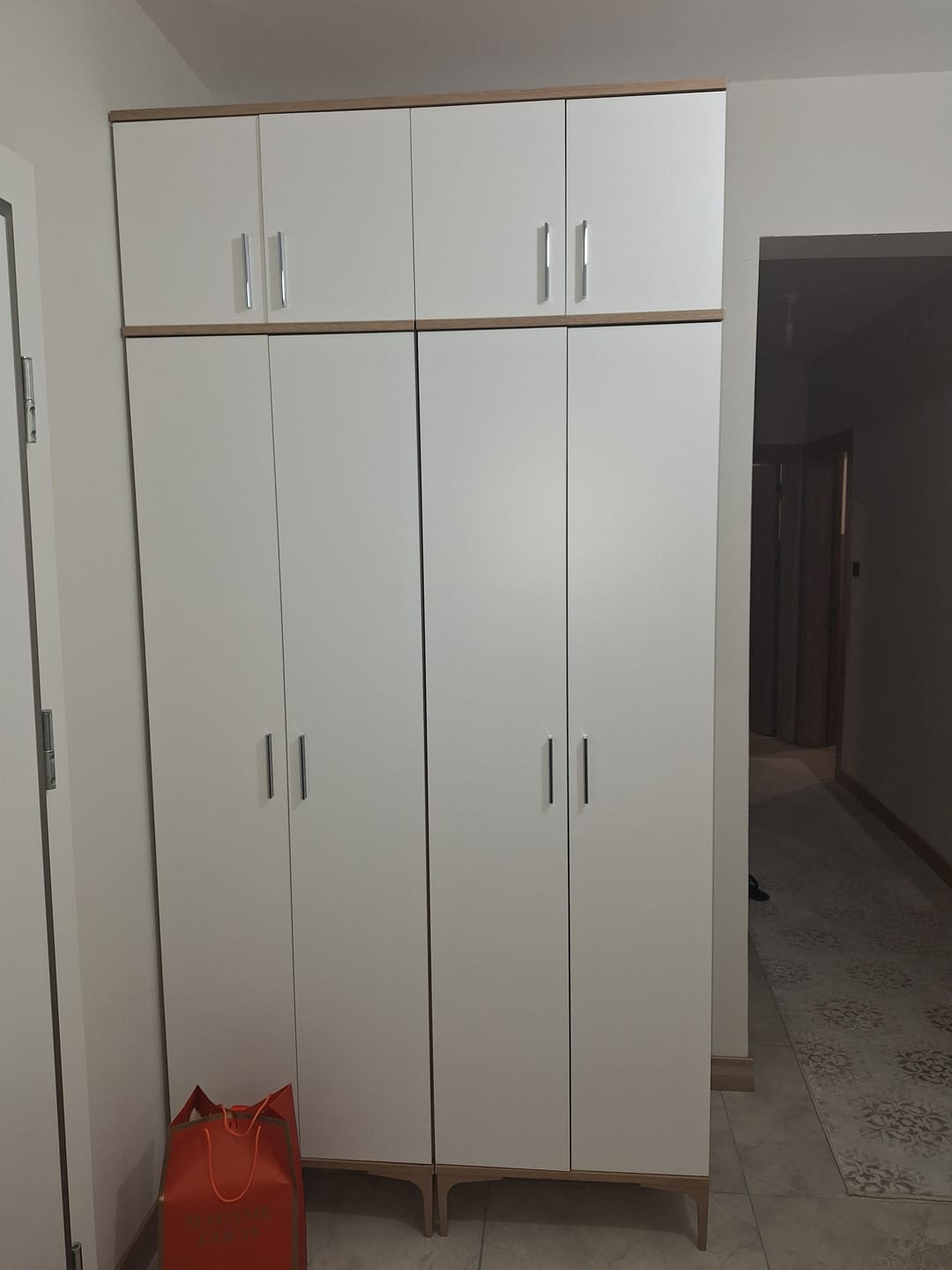 Customer photo review of Rani EA161 Modern Portmanto 8 Kapaklı 8 Raflı 4 Askılı Ayakkabılık Vestiyer Sepet Ceviz - Beyaz