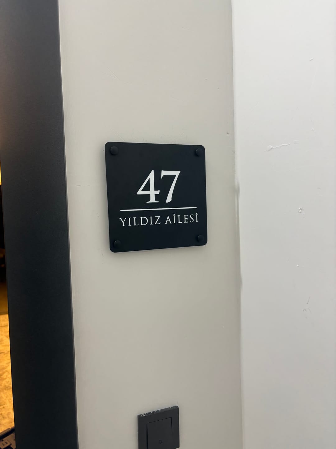 Customer photo review of Kapı Numarası ve Aile İsmi Yazılı Metal Tabela