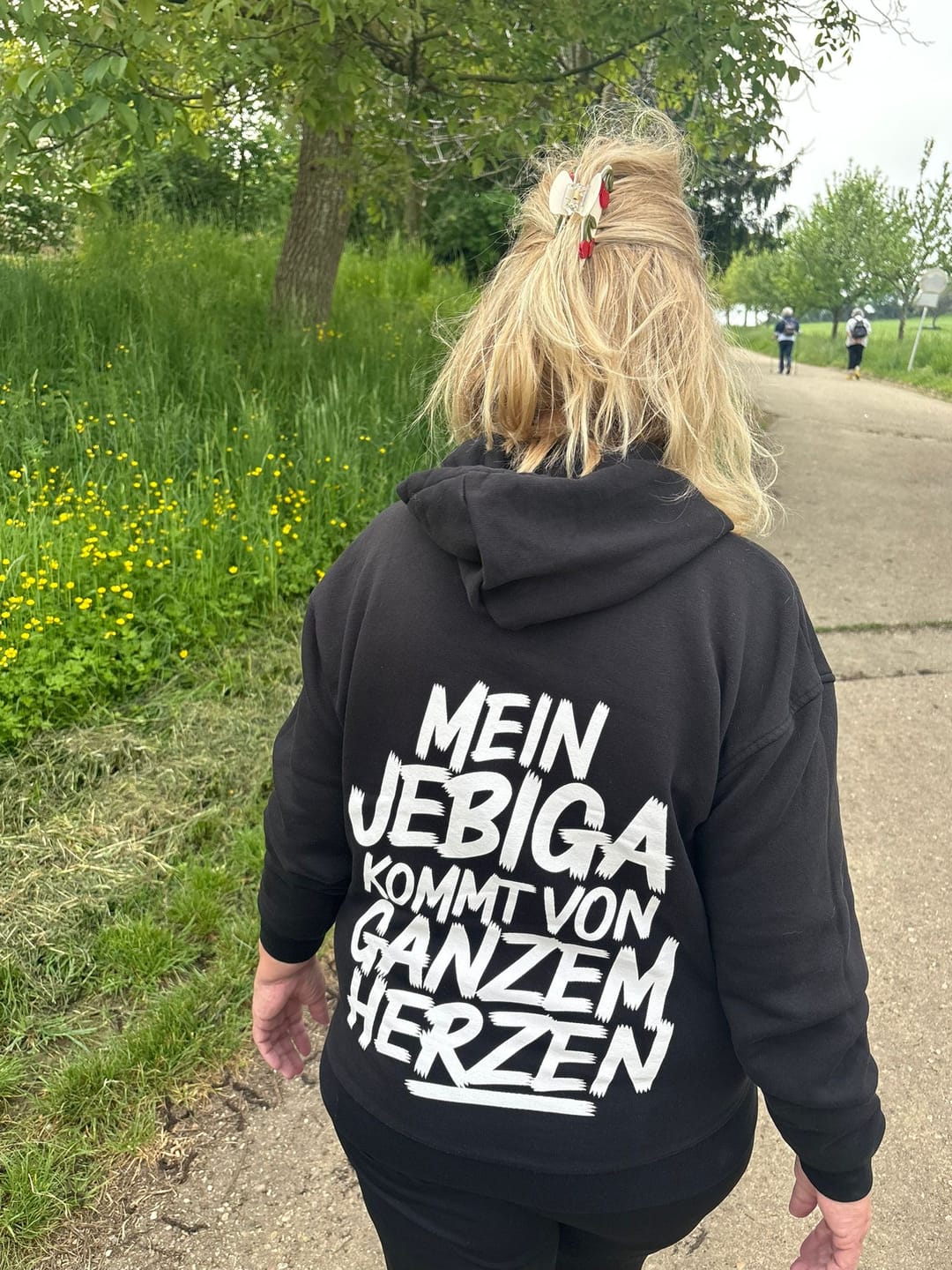 Customer photo review of „Mein Jebiga kommt von ganzem Herzen“ – Premium Hoodie